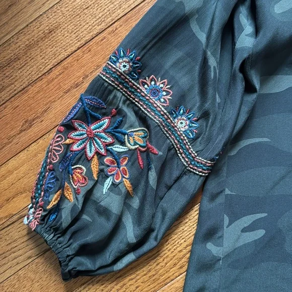 JOHNNY WAS Laila Paris Embroidered Effortless Silk Camo Blouse Top Size Small - Picture 2 of 5